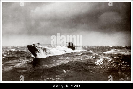 WW1 SOUS-MARIN ALLEMAND U-boat de surfaçage de l'Atlantique Nord au cours de la campagne 1914-1918 des U-Boat. Les navires militaires britanniques ont été coulés par les U-boote allemands à un rythme alarmant dont RMS Lusitania Banque D'Images