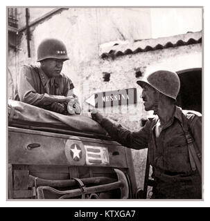 WW2 juillet 1943, le général Patton à Palerme, Sicile. Le lieutenant-colonel Lyle Bernard, CO, 30e Inf. Regt., une figure importante dans le second débarquement amphibie audacieux derrière les lignes ennemies sur la côte nord de la Sicile, discute de la stratégie militaire avec le général George S. Patton. Près de Brolo. Italie 1943. Banque D'Images