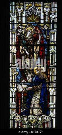 Vitrail par Powell & Sons, représentant des scènes de la vie de Jésus Christ, l'église St Mary, Stratford St Mary, Suffolk, en Angleterre, la Banque D'Images