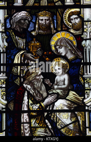 Vitraux de Powell & Sons représentant l'adoration des Magi, église St Mary, Stratford St Mary, Suffolk, Angleterre ; THR Banque D'Images