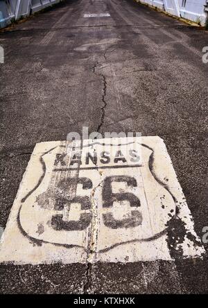 L'historique Route 66 marqueur dans Kansas sur l'asphalte. Banque D'Images