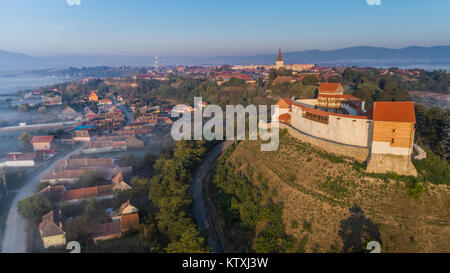 Vue aérienne de la forteresse Feldioara. La Transylvanie, Roumanie Banque D'Images