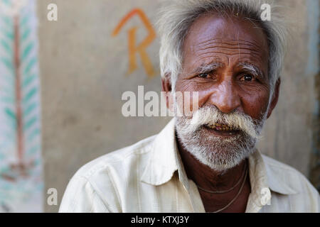 Close-up of old Indian man en costume blanc, dans un village près de Pushkar, Rajasthan, Inde. Banque D'Images