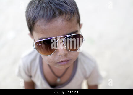 Petit garçon indien portant des lunettes surdimensionnées, village près de Pushkar, Rajasthan, Inde. Banque D'Images