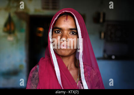 Portrait de jeune femme indienne sari et porter un voile sur ses cheveux dans sa maison, village près de Pushkar, Rajasthan, Inde. Banque D'Images