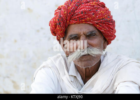 Portrait of senior Indian homme en blanc costume avec big moustache, wearing red turban, village près de Pushkar, Inde. Banque D'Images