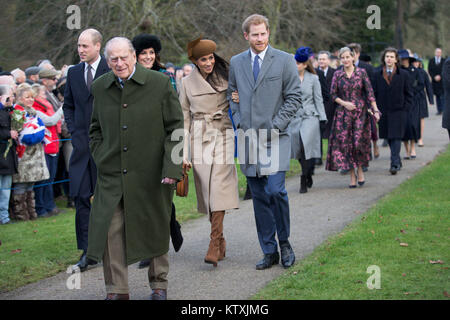 Photo datée du 25 décembre 2017 montre Meghan Markle et Prince Harry lors du Jour de Noël matin service religieux à l'église St Mary Magdalene à Sandringham, Norfolk. Banque D'Images