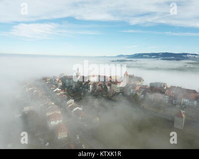 Vieille ville de Romont dans le brouillard - style Médiéval Banque D'Images