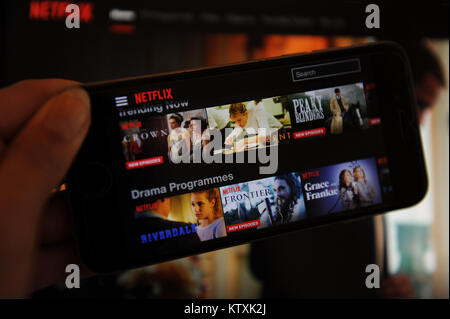 Le site web de Netflix sur un téléphone et écran de l'ordinateur Banque D'Images