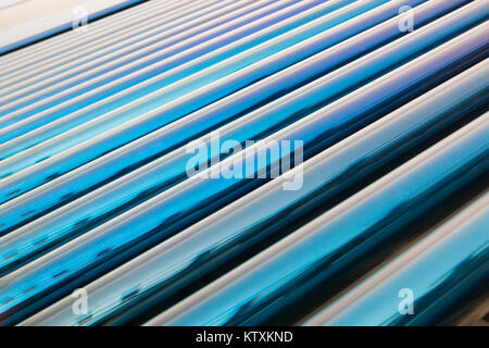 Des capteurs à tubes sous vide de chauffe-eau solaire sur le toit Banque D'Images