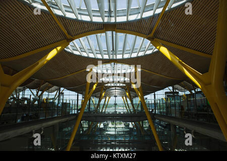 Adolfo Suárez l'aéroport Madrid Barajas. Intérieur de l'Aérogare 4 conçu par l'architecte britannique Ivan Harbour et construit en 1997-2005. Banque D'Images