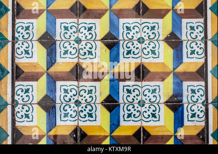 De couleurs vives, les carreaux de céramique azulejo portugais, décorer les murs extérieurs d'un bâtiment à Lisbonne, Portugal. Banque D'Images