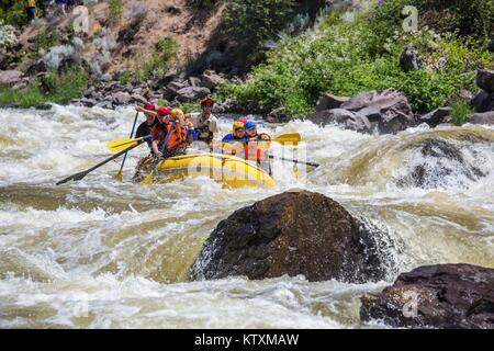 Radeau blanc les touristes vers le bas le Klamath Wild and Scenic River 12 juin 2016 près de Klamath Falls, Oregon. Banque D'Images