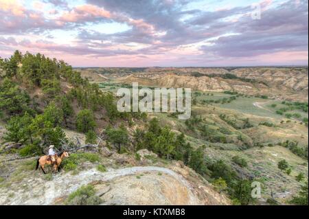 Un cowboy chevauche son cheval près de la partie supérieure de la rivière Missouri et National Scenic River dans la partie supérieure de la rivière Missouri Breaks National Monument le 29 juin 2017 près de Lewistown, Montana. Banque D'Images