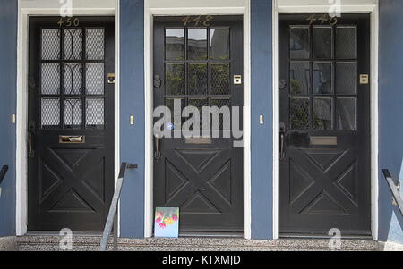 San Francisco, Californie - le 13 avril 2017. Trois portes en verre et bois de North Beach de San Francisco, Californie Banque D'Images