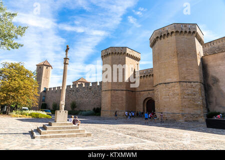 La Puerta Real (Royal Gate) de l'Abbaye Royale de Santa Maria de Poblet, un monastère cistercien en Catalogne, Espagne, le panthéon des rois de la Cro Banque D'Images