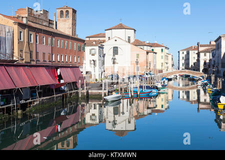 Reflets dans le canal Vena, Chioggia, le sud de la lagune, Venise, Vénétie, Italie avec le marché aux poissons et chiesa di Sant'Andrea Banque D'Images