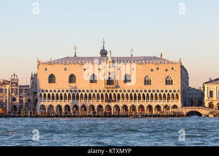 Palais des Doges, Le Palais Ducale, le Palais Ducal, au coucher du soleil, Venise, Vénétie, Italie à partir de la lagune Banque D'Images