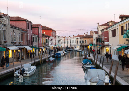 Canal Vetrai, l'île de Murano, Venise, Italie au coucher du soleil, au crépuscule avec les consommateurs en hiver Banque D'Images
