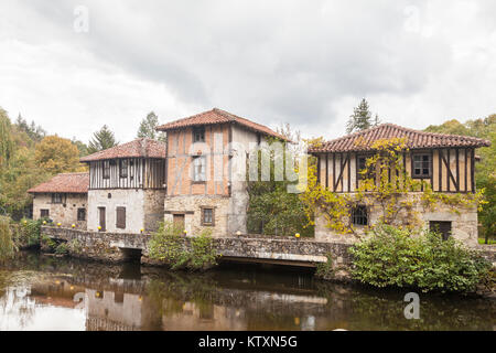 Quatre moulins à eau de la cité médiévale sur la rivière La creuse près de St Leonard de Noblat, Creuse, France, Nouvelle-Aquitaine reflète dans l'eau de la rive Banque D'Images