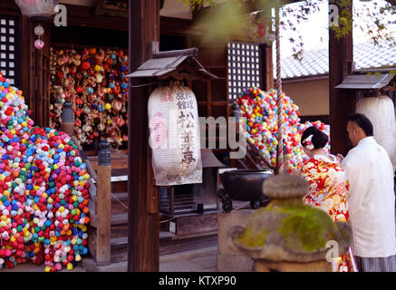 Couple wearing kimonos traditionnels Yasaka Koshindo priaient à daikoku-san, Kongo-ji Koshin-do un petit temple dans Higashiyama, Kyoto, Japon, 2017. Banque D'Images