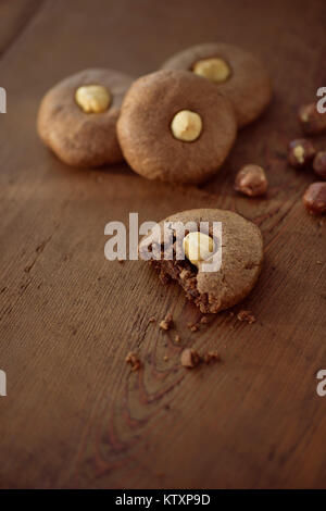 La photo artistique de beurre noisette cookies sur arrière-plan du tableau en bois brun, saine alimentation sans sucre desserts ife encore Banque D'Images