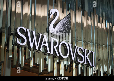 Inscrivez-vous au-dessus d'un Swarovski store au Royaume-Uni Banque D'Images