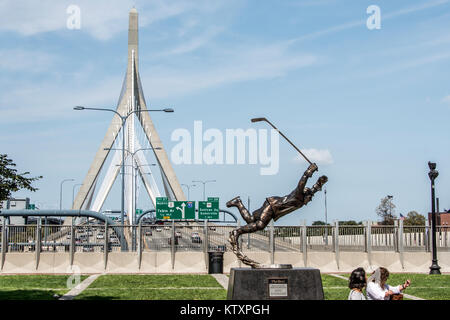 BOSTON, USA 06.09.017 : statue l'objectif Bobby Orr ice hokey joueur en face de Leonard Zakim Bunker Hill Memorial Bridge Banque D'Images