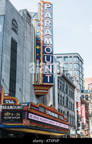 Boston, MA USA 06.09.2017 - théâtre Paramount néon iconique domine Washington Street Theatre District Banque D'Images