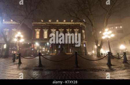 Dans Gastown Vancouver Downtown dans un soir brumeux Banque D'Images