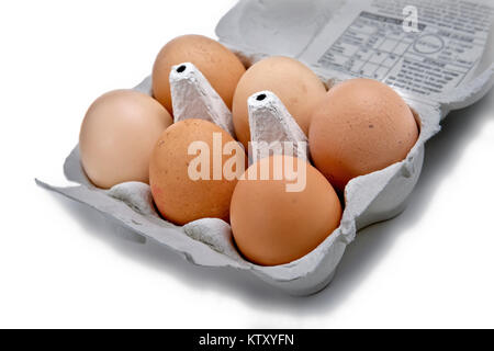 Des œufs frais dans le carton sur fond blanc Banque D'Images