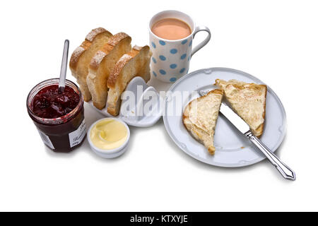 Petit-déjeuner à toast blanc céramique avec toast rack, beurre, confiture rouge, tasse de thé, une assiette et un couteau sur fond blanc Banque D'Images