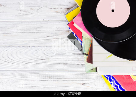 Disques de vinyle noir sur la table en bois, selective focus avec copie espace. Vue d'en haut Banque D'Images