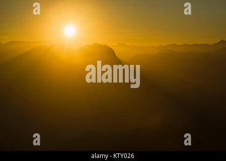 Orange Couleur coucher de soleil sur le mont Pendling, vallée de l'Inn, de Rofan et de Karwendel, Tyrol, Autriche Banque D'Images