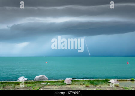 Avant l'été lors d'une tempête lac turquoise Banque D'Images