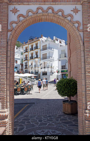 Andalousie en Espagne : la Plaza de Almijara dans le joli peublo 'Blanco' de Competa. Banque D'Images