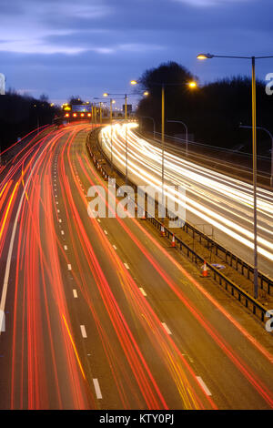 La circulation sur autoroute au crépuscule sur le M6 dans la région des Midlands anglais Banque D'Images