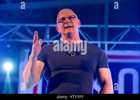 Chef professionnel Robert Irvine effectue une démonstration de cuisine pour les soldats américains au cours de la maison de l'USO Tour à la base aérienne de Moron, 21 décembre 2017 à Séville, Espagne. Banque D'Images