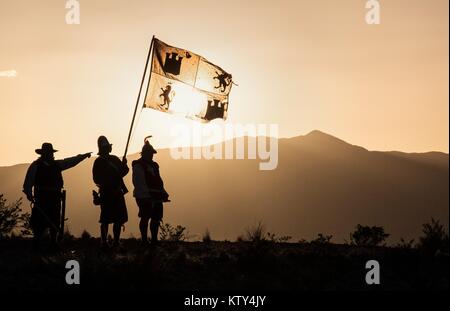 Le soleil se couche sur l'empire colonial espagnol reenactors au El Camino Real de Tierra Adentro National Historic Trail Le 29 juillet 2012 près de San Juan Pueblo, New Mexico. Banque D'Images