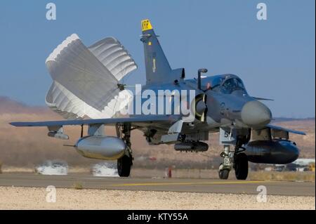 Faites glisser une chute d'un déploiement de la Force aérienne colombienne du chasseur à réaction F-21 Kfir avion pendant qu'il atterrit à la Nellis Air Force Base au cours de l'exercice Red Flag 18 juillet 2012 à Las Vegas, Nevada. Banque D'Images