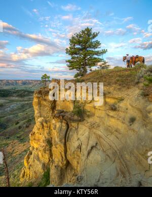 Un cowboy chevauche son cheval près de la partie supérieure de la rivière Missouri et National Scenic River dans la partie supérieure de la rivière Missouri Breaks National Monument le 29 juin 2017 près de Lewistown, Montana. Banque D'Images