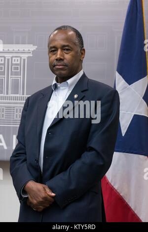 Logement et du développement urbain des États-Unis Ben Carson Secrétaire assiste à une conférence de presse sur les efforts de secours après l'Ouragan Maria 19 décembre 2017 à San Juan, Porto Rico. Banque D'Images