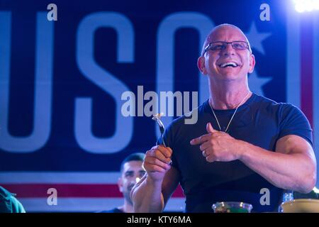 Chef professionnel Robert Irvine effectue une démonstration de cuisine pour les soldats américains au cours de la maison de l'USO Tour à la base aérienne de Moron, 21 décembre 2017 à Séville, Espagne. Banque D'Images