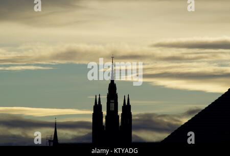 Silhouette de la tour gothique Mitchell Marischal College, au coucher du soleil. Aberdeen, Écosse, Royaume-Uni. Banque D'Images
