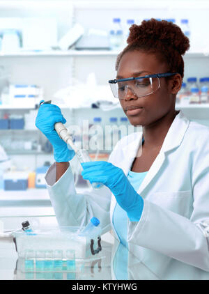 African-american scientist ou étudiant diplômé en sarrau et vêtements de protection fonctionne en laboratoire modernl Banque D'Images