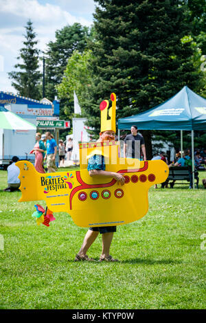 Homme habillé avec un costume de sous-marin jaune, prop, la promotion de la London Beatles Festival, un festival d'été tenue à London, Ontario, Canada. Banque D'Images