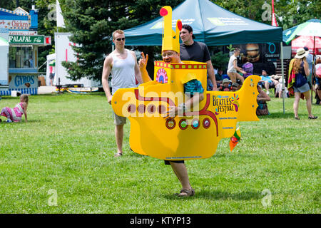 Homme habillé avec un costume de sous-marin jaune, prop, la promotion de la London Beatles Festival, un festival d'été tenue à London, Ontario, Canada. Banque D'Images