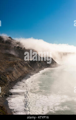 Image Paysage de broyage des vagues sur une plage en un jour brumeux le long de côte de Big Sur, Cabrillo HWY, la State Route 1, California, USA. Banque D'Images