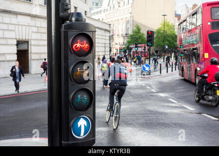 Feux de circulation à vélo et les cyclistes sur autoroute Cycle Nord-sud / Cycle Superhighway 6, Blackfiars, City of London, UK Banque D'Images