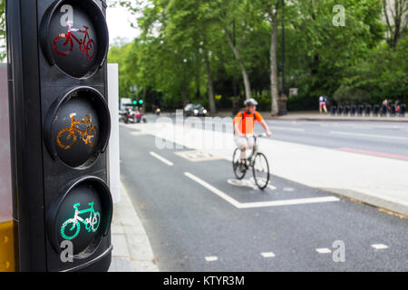 La circulation des cycles d'éclairage pour passage piétons Cycle Superhighway Est-ouest, Victoria Embankment. London, UK Banque D'Images